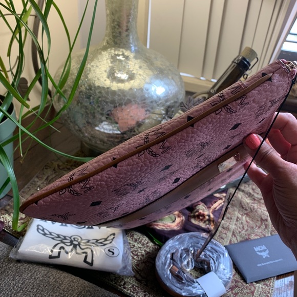 ⛔️SOLD⛔️Auth.MCM logo Diamond Leather zip clutch - Picture 11 of 15